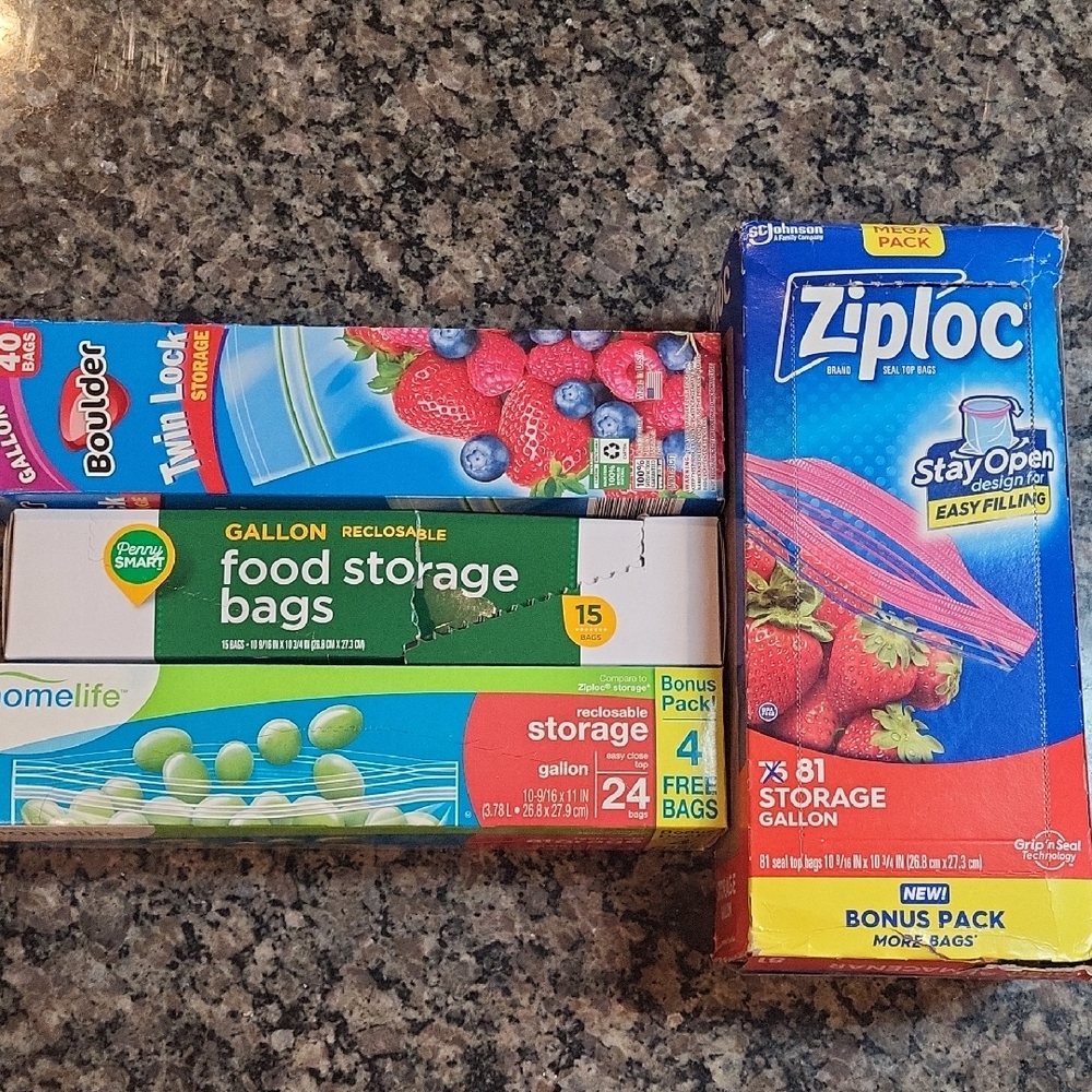 Lot of 160 NWT Food storage Gallon Recloseable Bags as pictrued